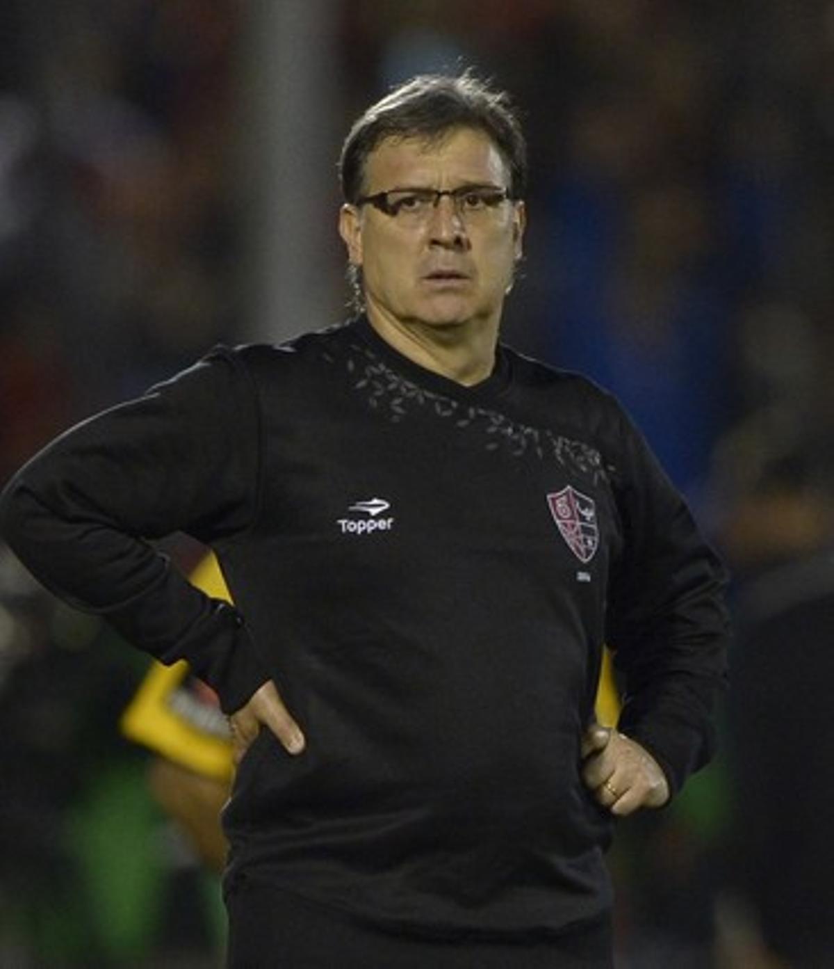 ’Tata’ Martino observa el partit del Newell’s contra els brasilers de l’Atletico Mineiro, durant la Copa Libertadores, el passat dia 3.