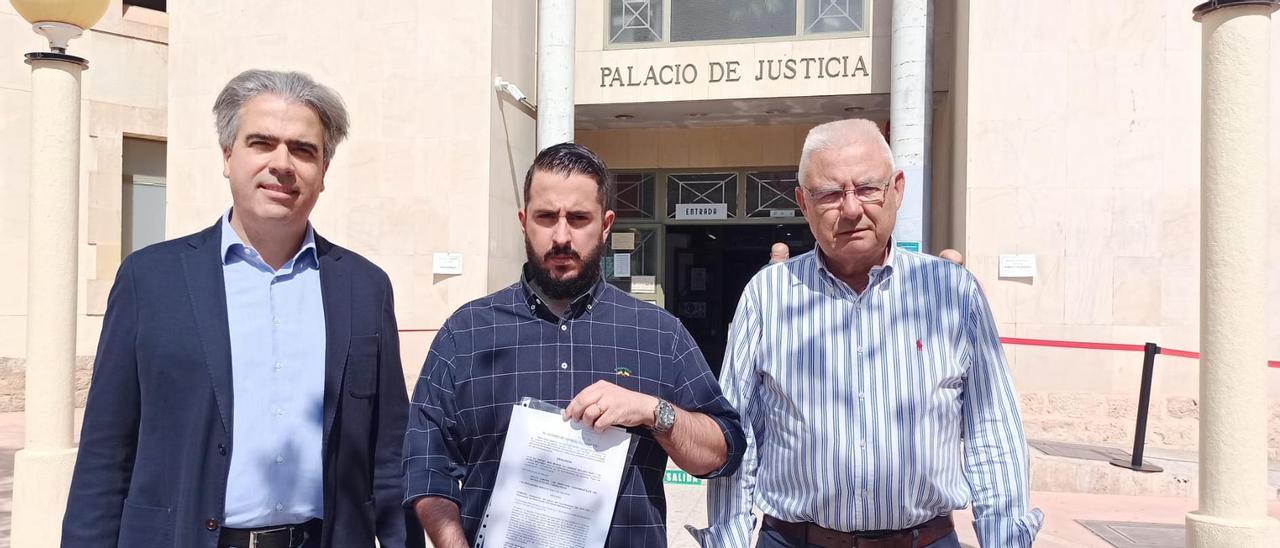 El portavoz de Vox, Mario Ortolá, flanqueado por el vicesecretario jurídico de la formación y el edil Bonet, frente a los juzgados