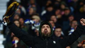 Un aficionado del Real Zaragoza celebra uno de los dos goles frente al Almería en el Ibercaja Estadio.