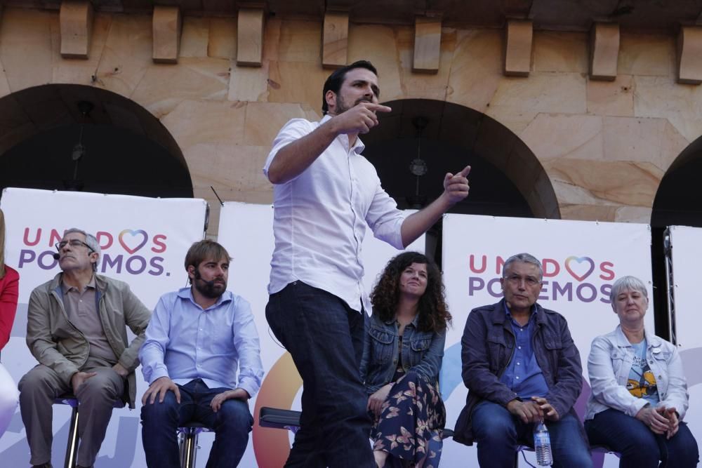 Alberto Garzón en un mitin de Unidos Podemos en la Plaza Mayor de Gijón