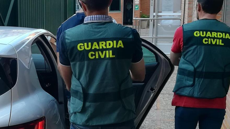 Agentes de la Guardia Civil con uno de los varones investigados.