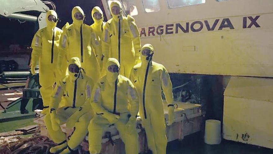 La tripulación del &quot;Argenova IX&quot; con sus trajes. // Mar&amp;Pesca