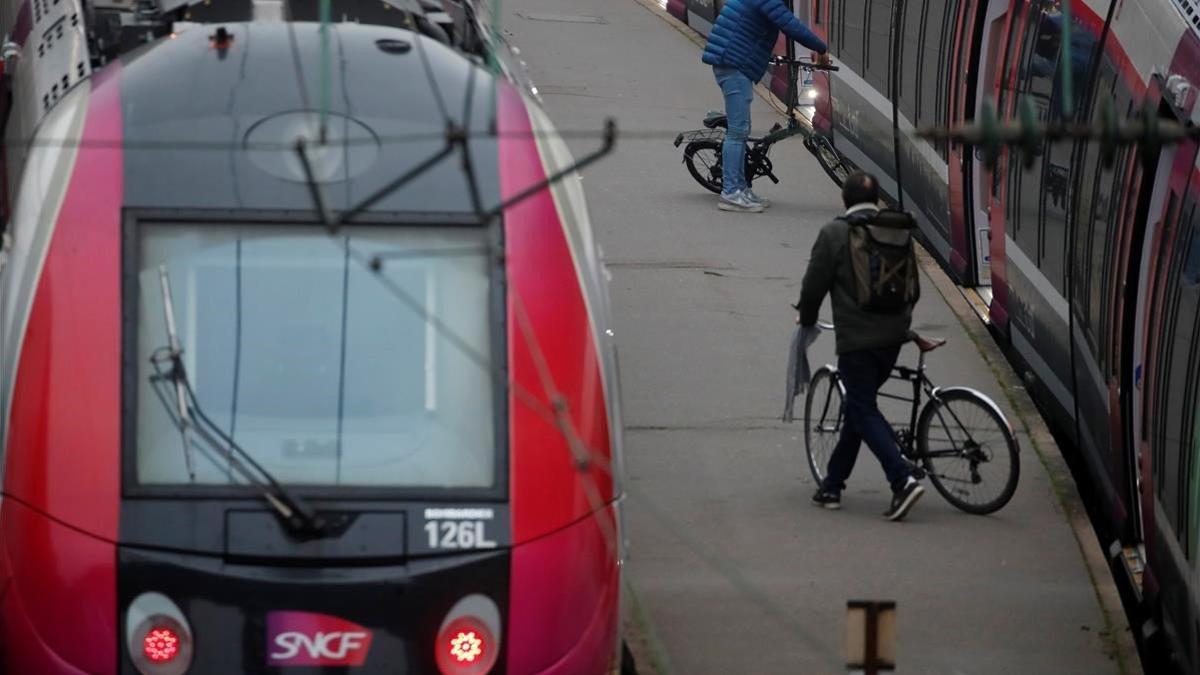 zentauroepp55397524 commuters with bikes stand near sncf transilien regional tra201013200144