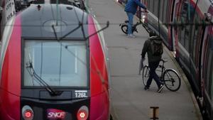 Pasajeros cargan en el tren sus bicicletas en la estación de Saint-Lazare de París.