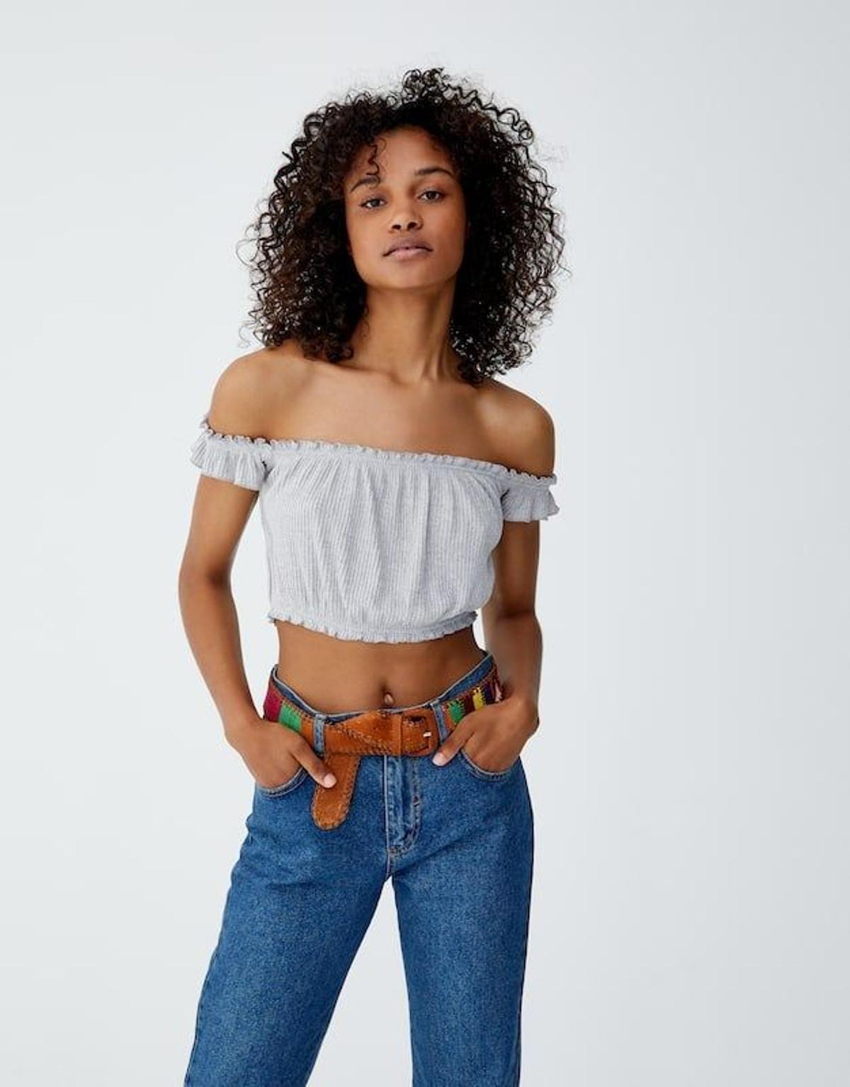 Top canalé con hombros descubiertos de Pull and Bear (Precio: 5,99 euros)