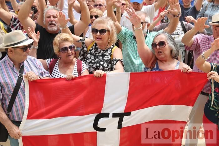 Cientos de personas protestan frente al Ayuntamiento de Cartagena por el pacto entre PP, PSOE y Cs