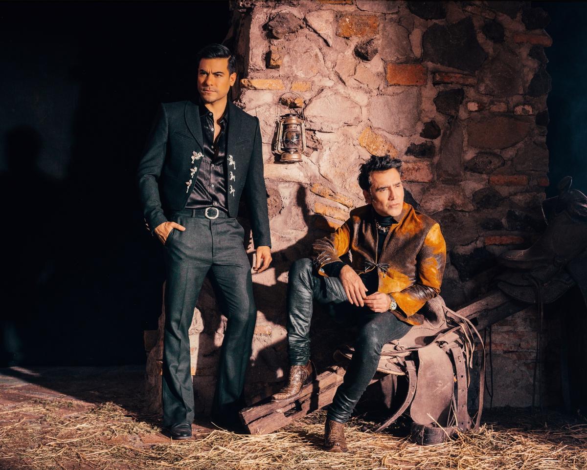 Carlos Rivera y Alejandro Fernández en una imagen promocional.