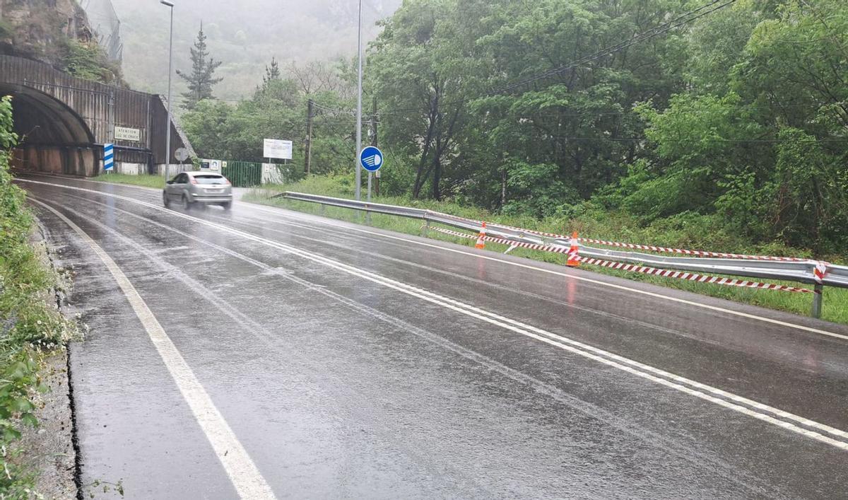 El lugar del accidente, con la entrada al túnel de la Comillera al fondo. | D. M.