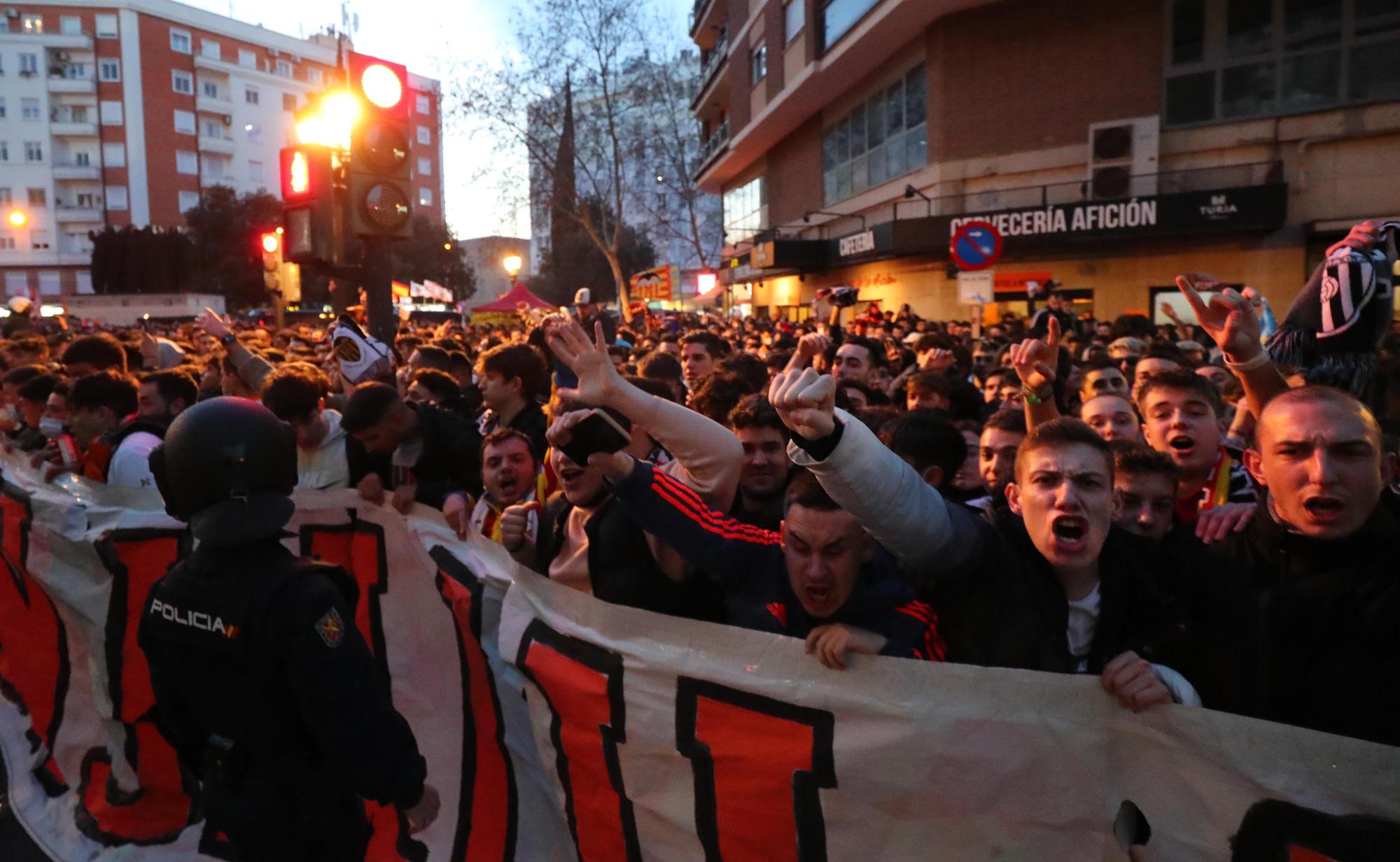 ¡Mestalla marcó el 1-0! Así fue el brutal recibimiento al Valencia CF en la Avenida Suecia