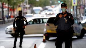 Control de la policía municipal de Madrid en el barrio de Vallecas.