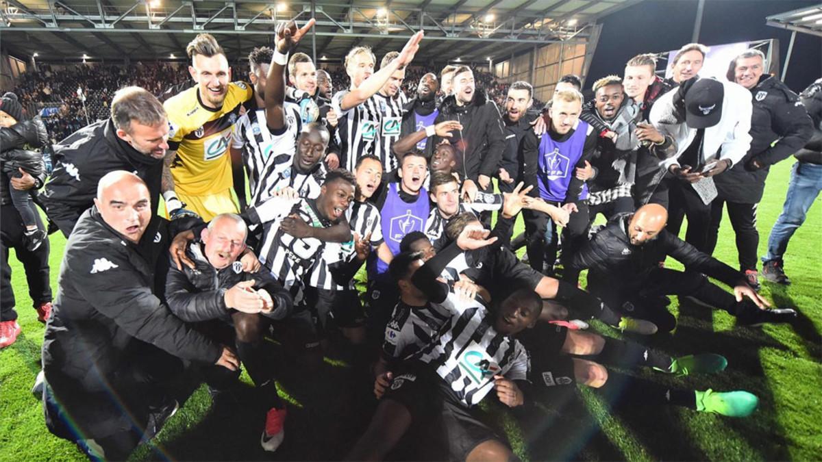 Los jugadores del Angers festejaron un triunfo histórico