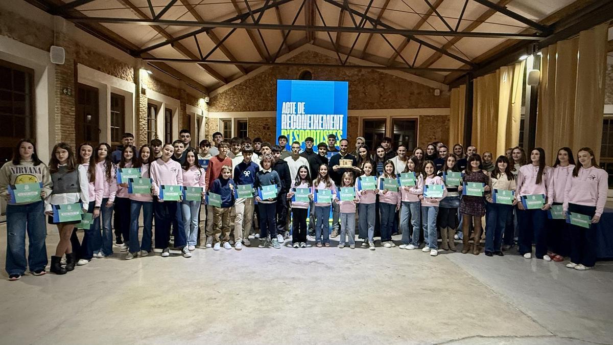 Los premiados recogen sus diplomas.