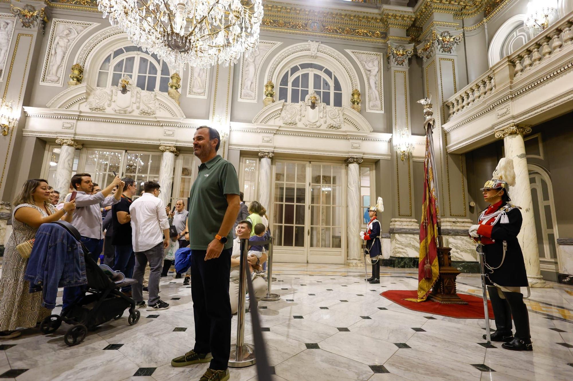 El centro se llena en vísperas del Nou d'Octubre para ver la Senyera
