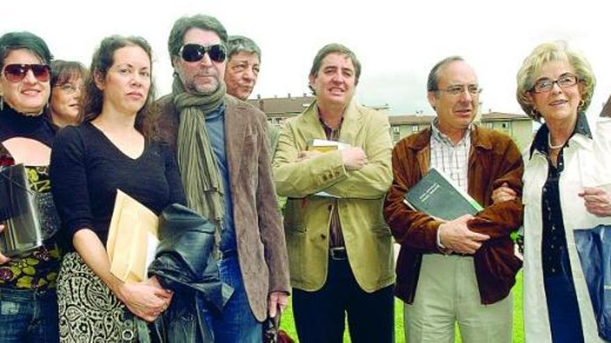 Por la izquierda, Aurora Luque, Susana Rivera, Sabina, el editor Chus Visor, Luis García Montero, José Luis García Martín y Josefina Martínez.