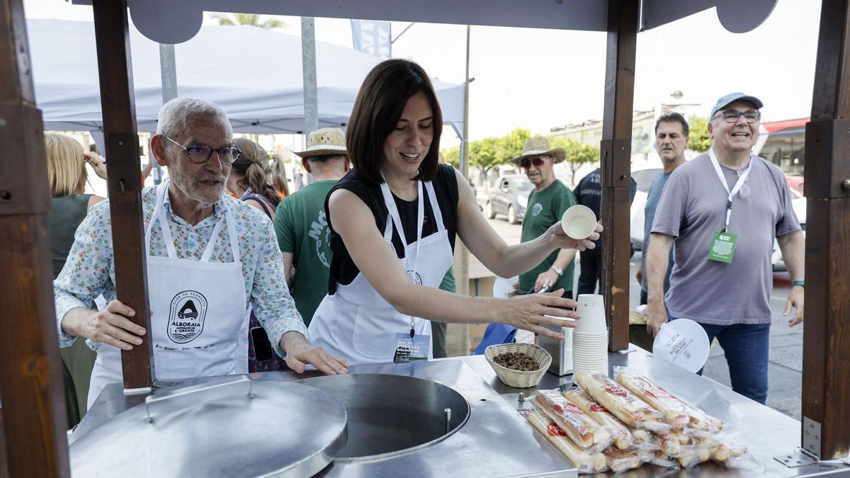 La ministra de Ciencia, Innovación y Universidades, Diana Morant participa junto al alcalde de Alboraya, Miguel Chavarría, en el reparto de horchata este miércoles en Alboraya, cuyo Ayuntamiento celebra el día de esta popular bebida hecha a base de chufa. EFE/ Kai Försterling