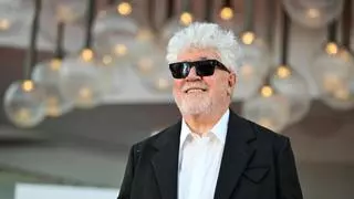 Almodóvar 'grande entre los grandes' al ganar el León de Oro