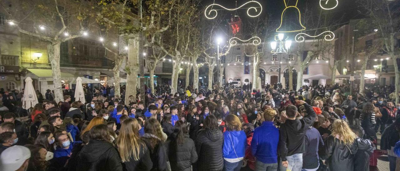 La imagen Una fiesta improvisada, con las glosas como protagonistas.