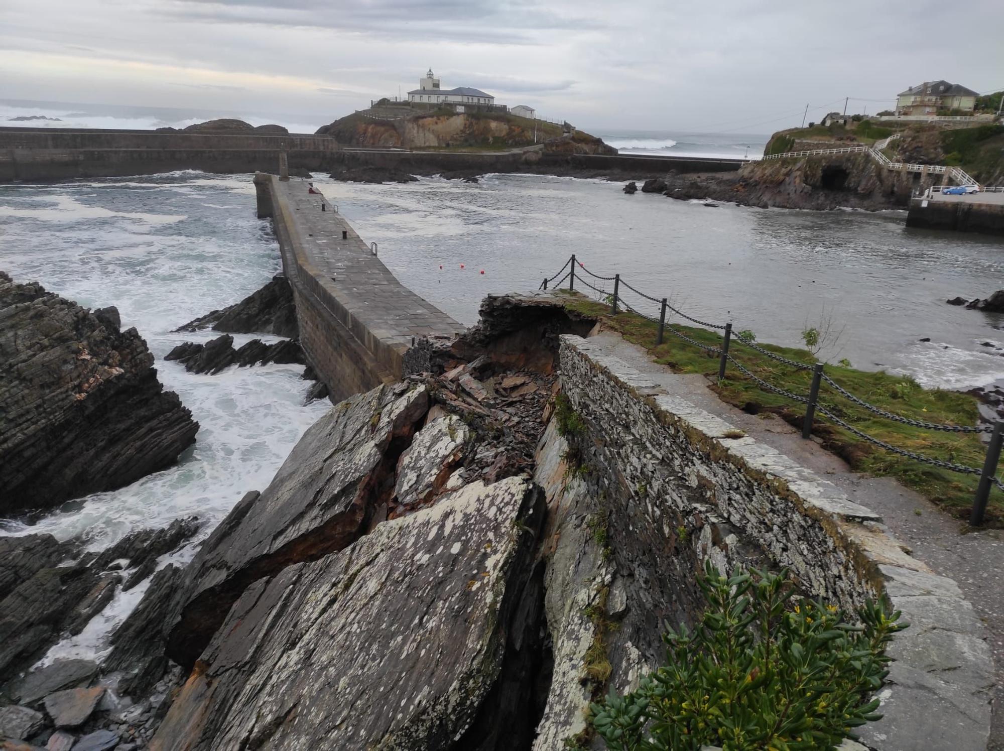 El temporal daña las escaleras de acceso al muelle de El Rocín.