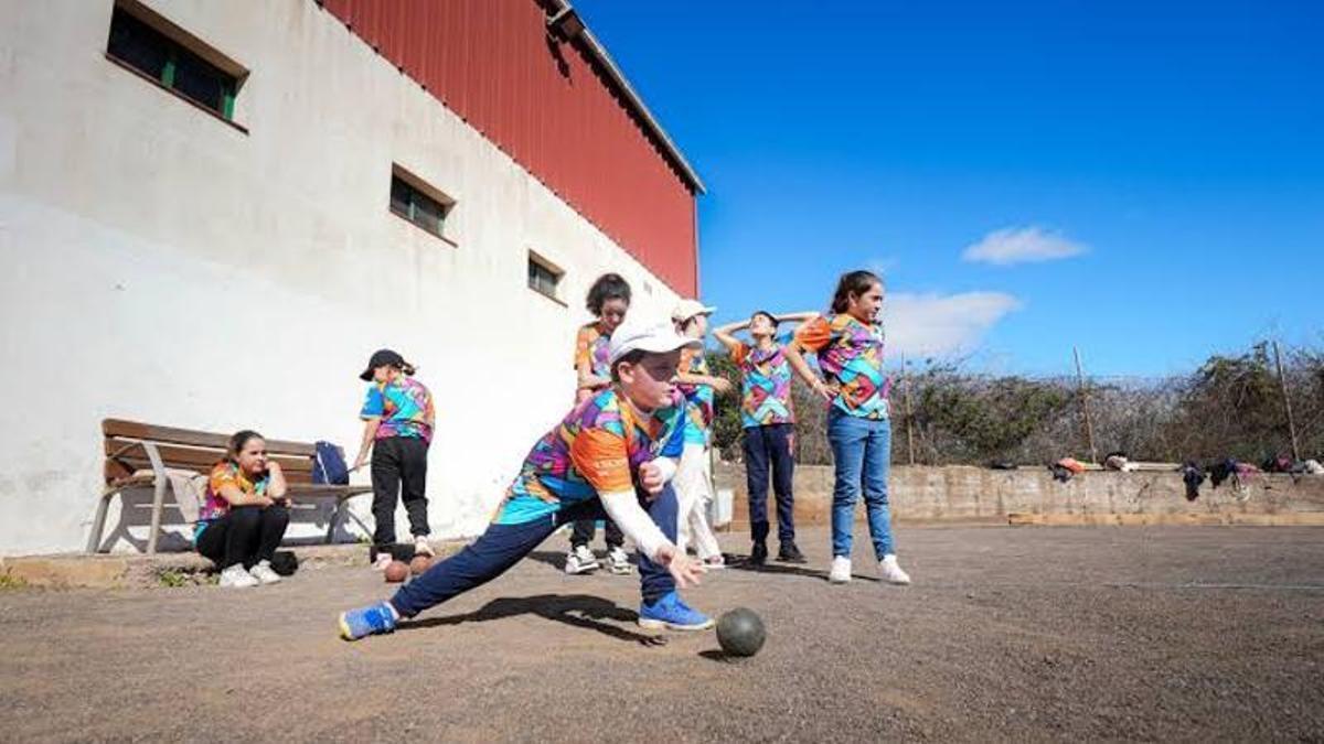 Un grupo de niños juega a las bochas en los Juegos Cabildo