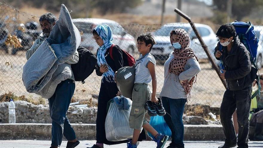 La policía griega empieza a recolocar a los refugiados de Moria