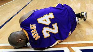 Moment en què l’escorta dels Lakers es lesiona en el partit contra els Pacers.