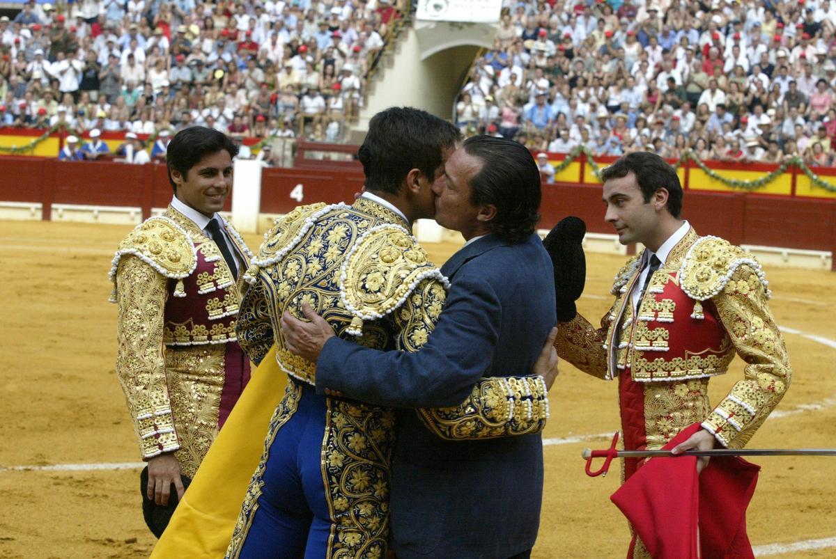 Manzanares con Enrique Ponce y Francisco Rivera Ordóñez como padrino y testigo oficial de la ceremonia.