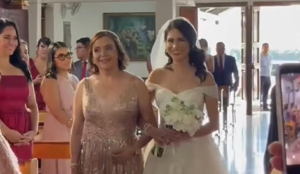 La novia y la madrina caminaron hacia el altar al son de 'Oliveira dos cen anos'.