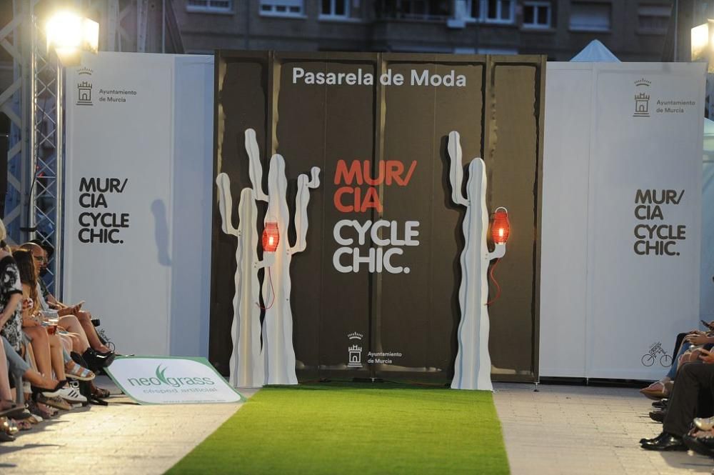 La moda se pasea por el puente nuevo con 'Murcia Cycle Chic'