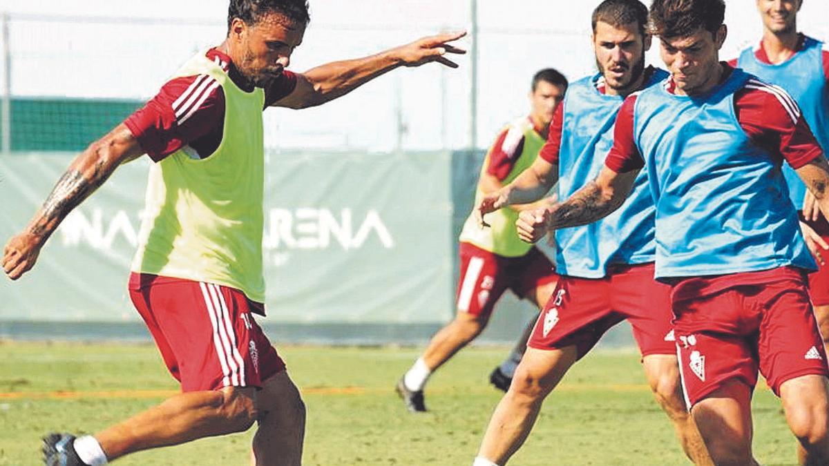 Pedro León dispara a puerta durante un entrenamiento de pretemporada. | PRENSA REAL MURCIA CF