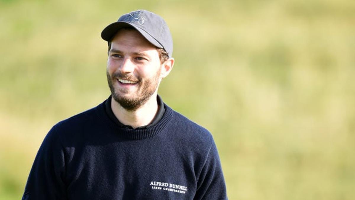 Jamie Dornan participa en un partido de golf con profesionales