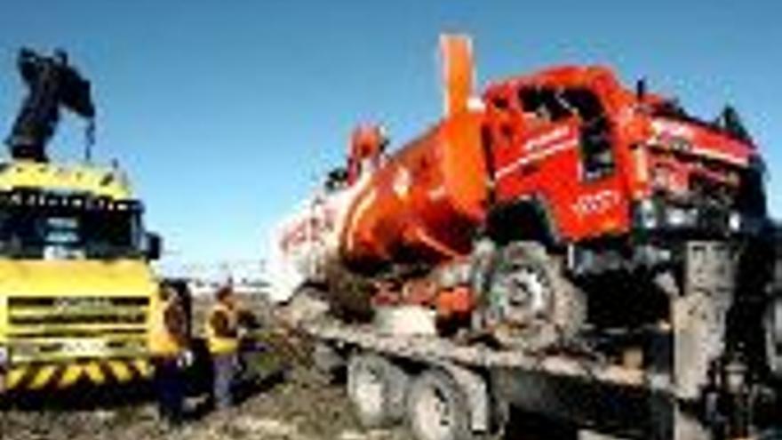 Un camión vierte 2.500 litros de gasóleo al volcar fuera de la vía