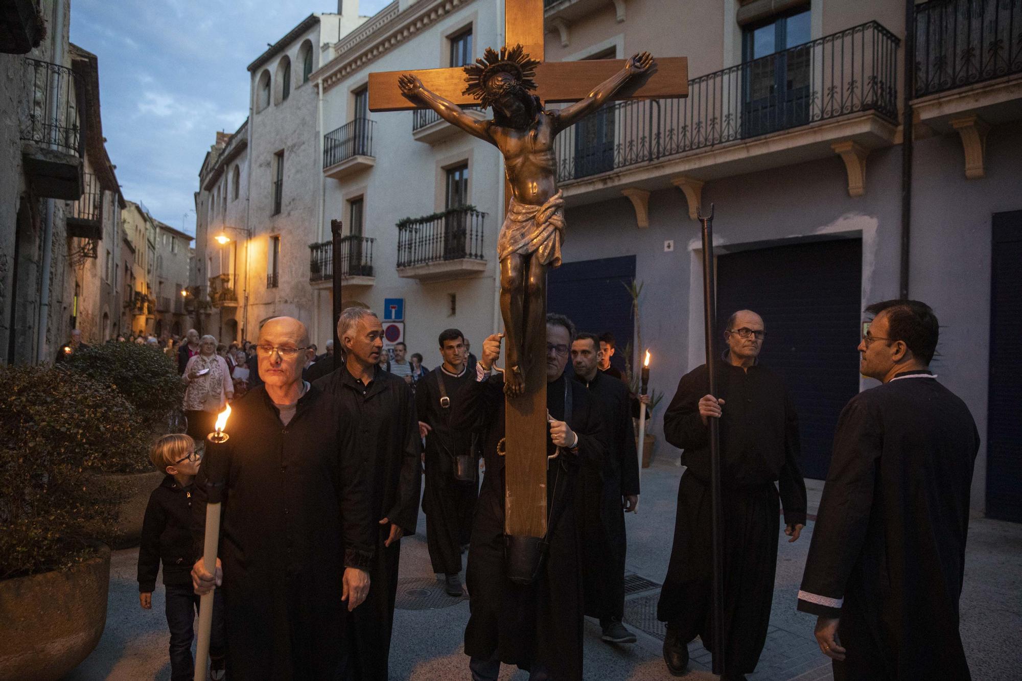 Peralada treu al Sant Crist Negre en processó invocant la pluja