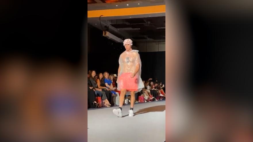 Un hombre disfrazado se cuela en un desfile en  la semana de la moda de Nueva York y nadie se da cuenta