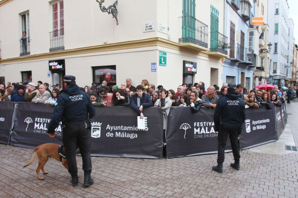 Las imágenes de una descafeinada, por la lluvia, primera alfombra roja del Festival en la que representantes políticos se mezclaron con los actores y directores protagonistas del certamen