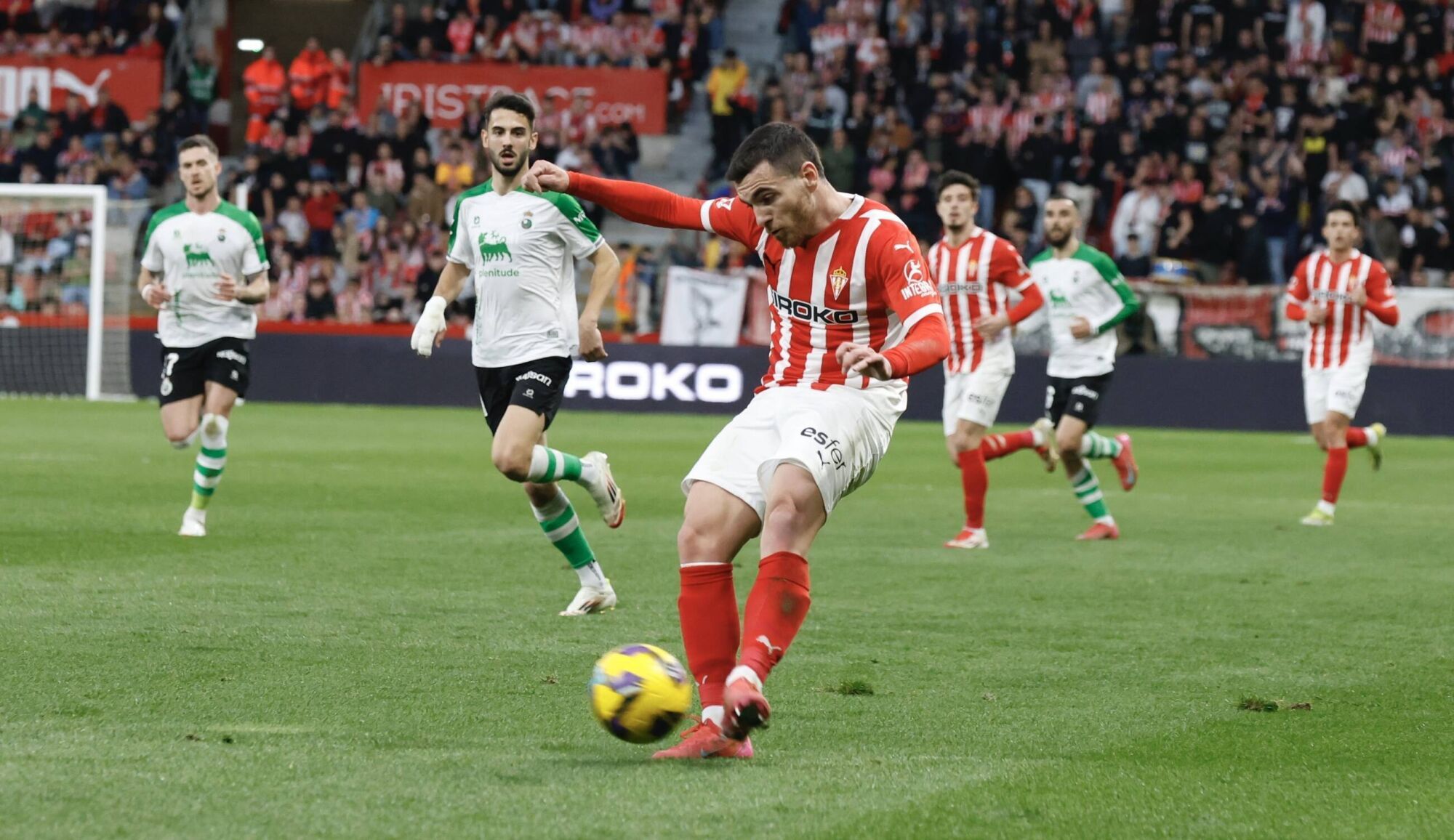 EN IMÁGENES: Ambientazo en el Sporting-Racing de Santander disputado en El Molinón