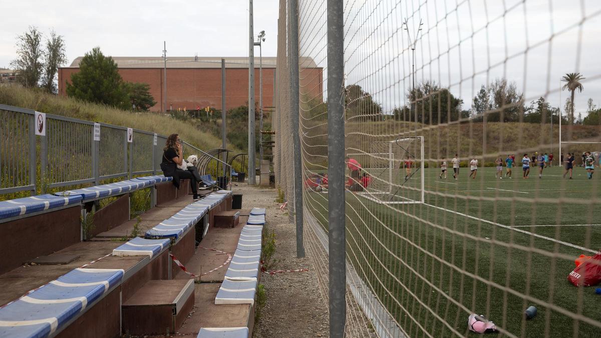 Gradas en el campo de rugby del complejo deportivo de la Teixonera, en Barcelona.