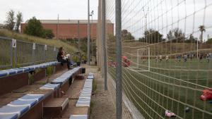 Gradas en el campo de rugby del complejo deportivo de la Teixonera, en Barcelona.