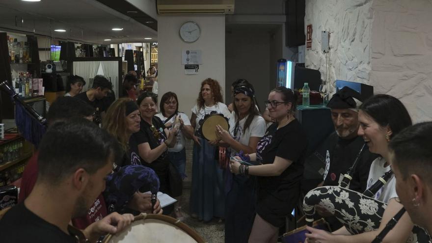 Unha das agrupacións toca e canta dentro dun dos bares participantes.