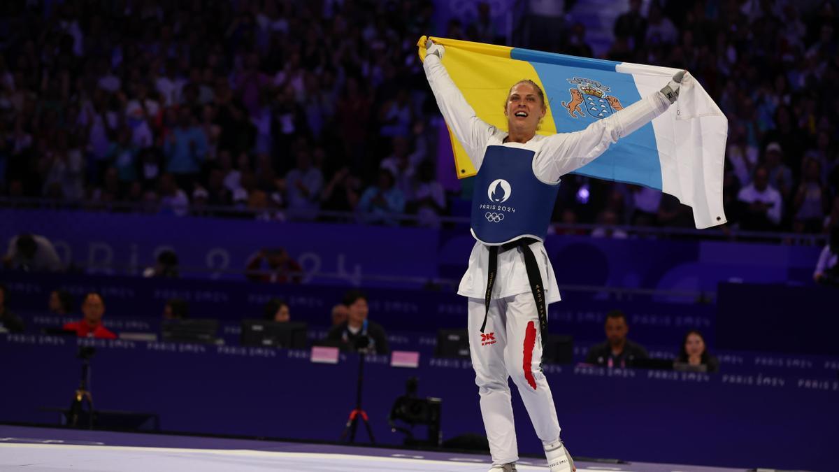 La húngara Viviana Marton celebra su título olímpico con la bandera canaria