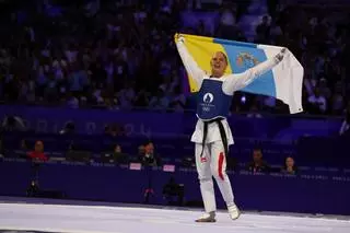 El motivo por el que la campeona húngara de Taekwondo ha celebrado el oro ¡con la bandera de Canarias!