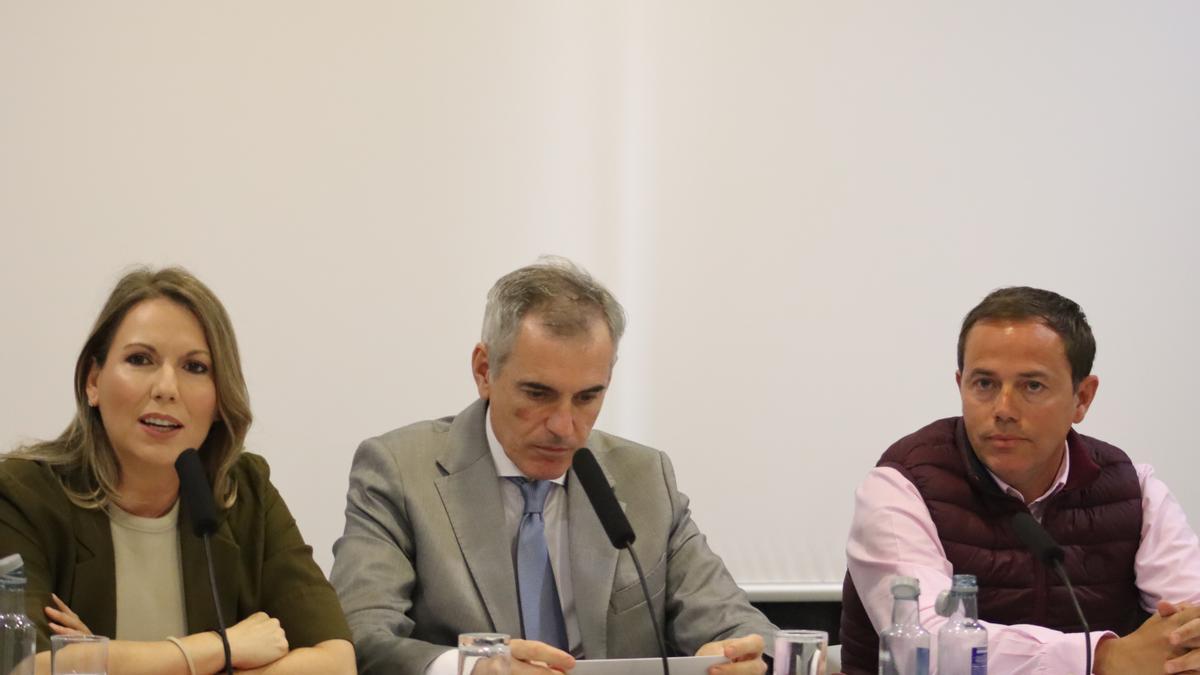 Natalia Corbalán, directora general de la Fundación Ingenio, Santiago González-Varas, abogado, y Pedro Fernández, ingeniero agrónomo, en la rueda de prensa sobre la admisión a trámite del TSJ sobre la Ley del Mar Menor