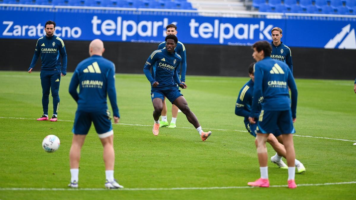 Saidu, en el centro, durante un rondo en un entrenamiento.