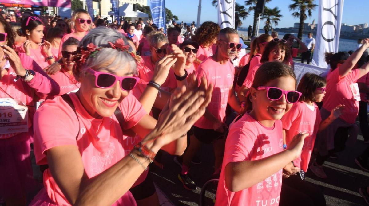 Más de 5.000 corredoras cubren de rosa el paseo en la Carrera de la Mujer