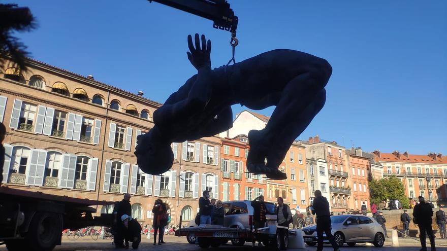 Cambian de ubicación el &quot;Gigante de Sal&quot;, obra de dos escultores valencianos, tras una polémica en Toulouse