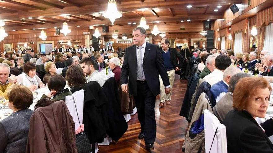 García Seoane, ayer, al entrar en el mesón Pastoriza para la cena de Alternativa dos Veciños.