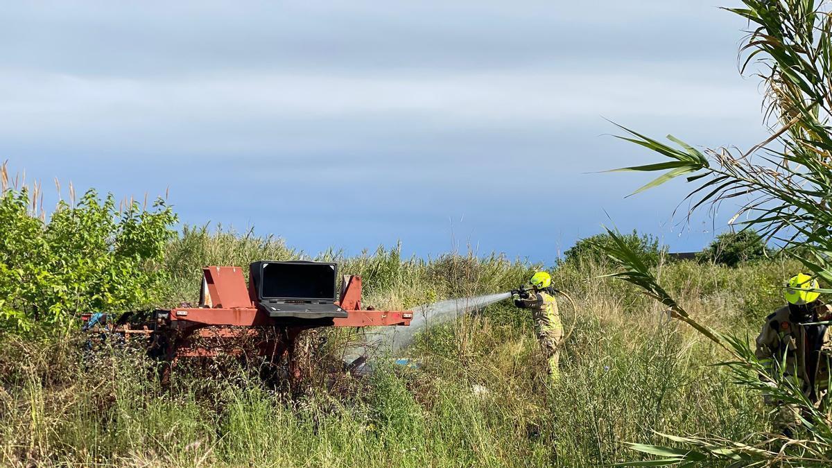 Los Bomberos del Ayuntamiento apagan el incendio este viernes.