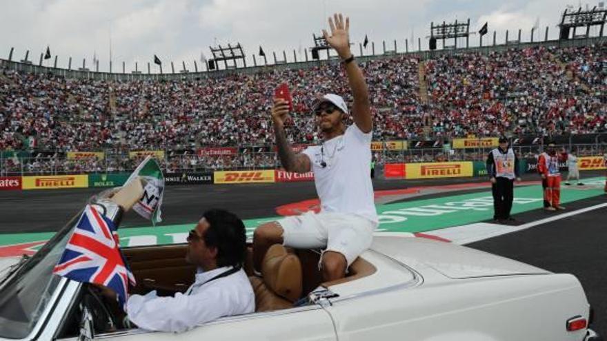 Hamilton se hace un «selfie» mientras celebra su cuarto título en un descapotable.