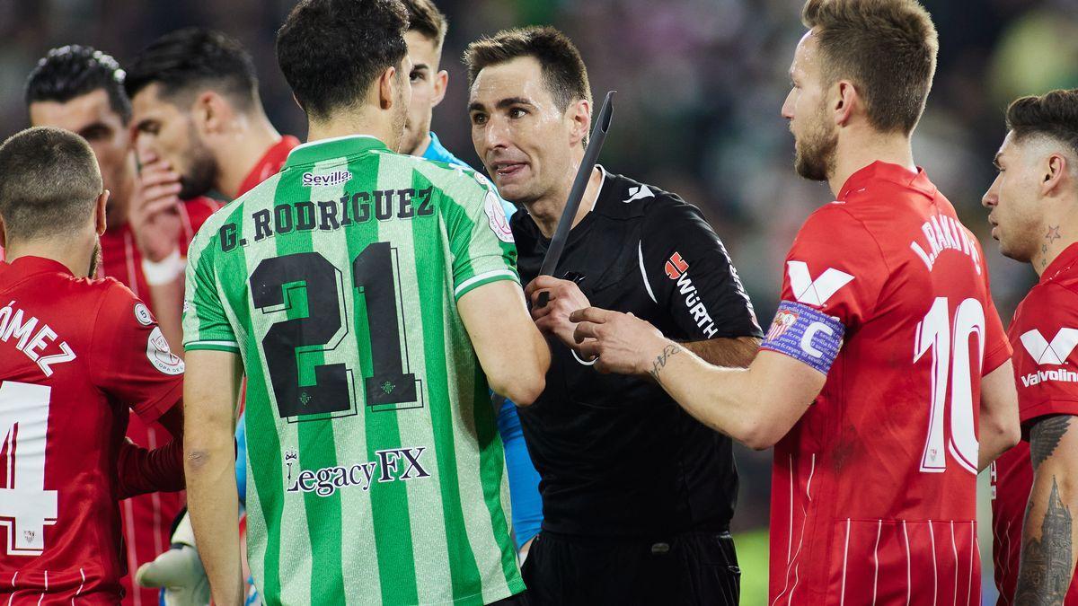 El partido de Copa entre Betis y Sevilla , según JUPOL, se ha demostrado que era de alto riesgo y se tuvieron que montar dos dispositivos policiales después de que un aficionado lanzara una barra de plástico desde la grada que impactó en la cabeza del jugador del Sevilla Joan Jordán.