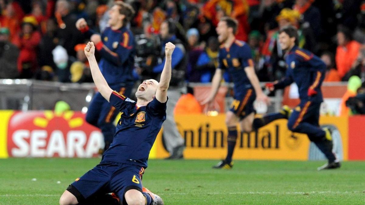 Andrés Iniesta celebra la victoria en la final de la Copa del Mundo 2010 frente a los Países Bajos.