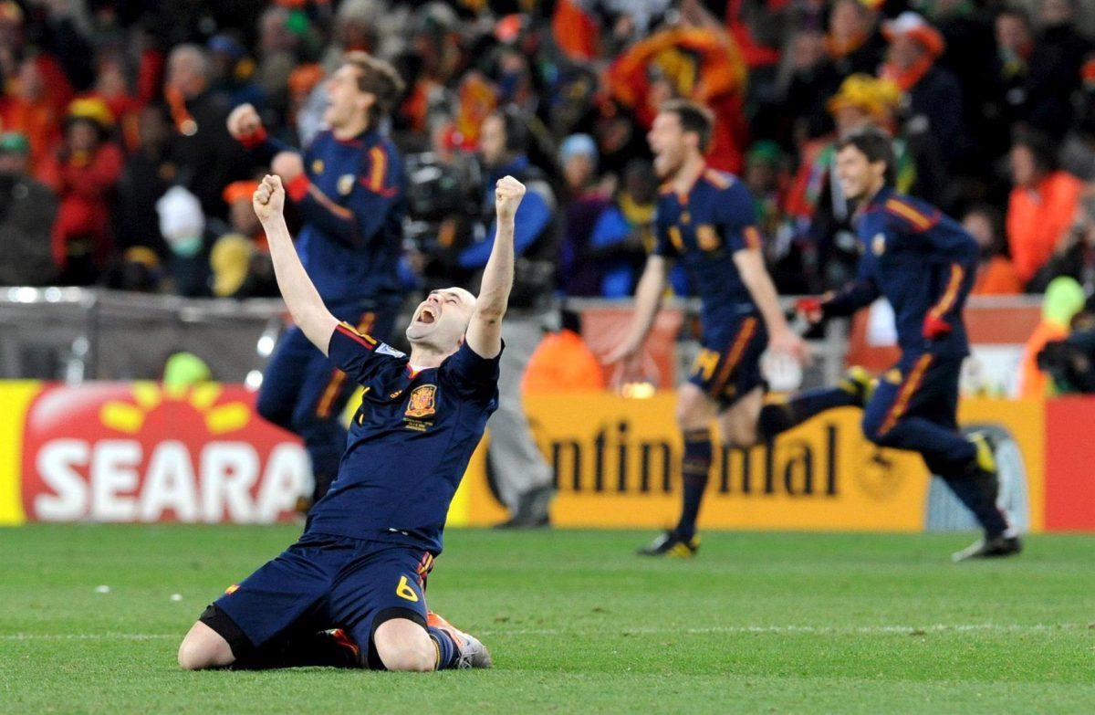 Andrés Iniesta celebra la victoria en la final de la Copa del Mundo 2010 frente a los Países Bajos.